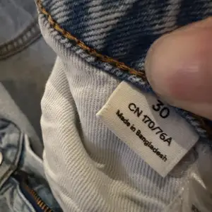 Säljer mina blåa jeans från monki 