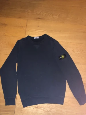 Stone Island junior tröja - Äkta mörkblå tjocktröja från Stone island junior passar s i vanlig storlek bra skick  säljs eftersom jag behöver pengar pris kan diskuteras vid snabb affär