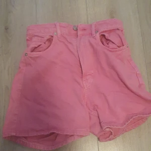 Jeansshorts - Säljer dessa as gulliga jeansshorts från Zara💗 kontakta innan intresse!