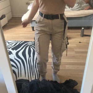 Cargobyxor - Använd en gång så är i bra skick. Två fickor på sidorna av låren plus ett bälte till.