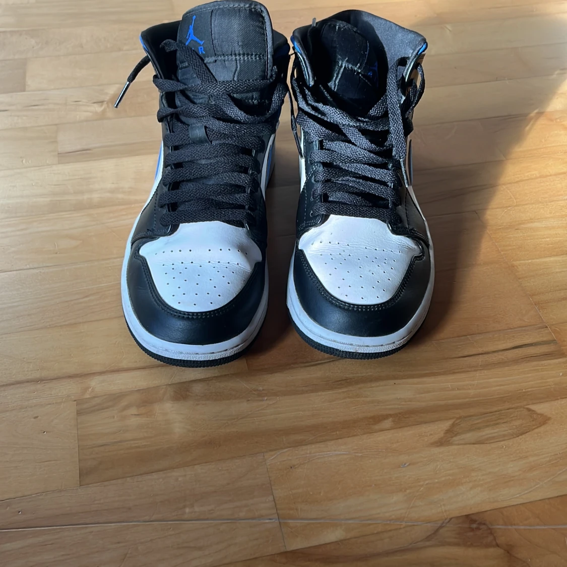 Jordan 1 mid White Black Royal - 90