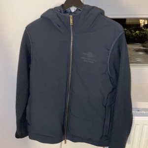 Aeronautica Militare hybrid jacka - Säljer nu denna hybridjacka ifrån märker Aeronautica Militare. Jackan är i mycket bra skick och är en perfekt jacka nu inför hösten. Nypris på jackan är 3000kr. Kom privat för fler bilder eller andra frågor. Jag tar även emot byten.