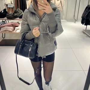 trekvartsärmad jacka i silver/grå, XS - trekvartsärmad jacka jag köpte i polen i vintras, armarna kan man vika upp om man inte vill de ska synas, annars finns det hål för tummen :) storlek xs (passar även xxs/s) och i bra skick, köp via köp nu! 💘