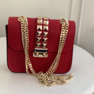 Lydc London made in italy röd väska  - Fin oanvänd röd väska från lydc london  