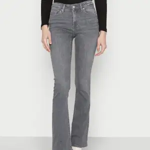säljer mina helt nya only jeans då de ej passar Storlek S längd 32 Mid waist