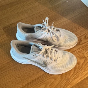 Nike sneakers - Sneakers ifrån nike modellen downshifter använda 2 ggr storlek 38,5