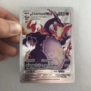 Charizard Vmax - Vet inte hur mycket värd denna är bara chansar på att sätta nåt pris runt 200kr kanske är för mycket vet inte men ja om du är intresserad kan du köpa