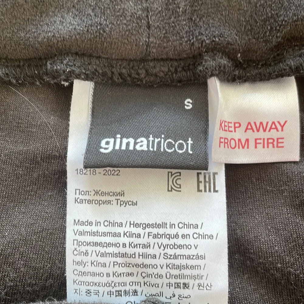 Mjuksibyxor från Gina tricot Aldrig använda🫶🏻. Jeans & Byxor.