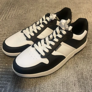 Jack & Jones skor stl 46 - Färg: anthracite Storlek: 46 Använda i 20 minuter så iprincip nya. Nypris: 700:- Du betalar frakten