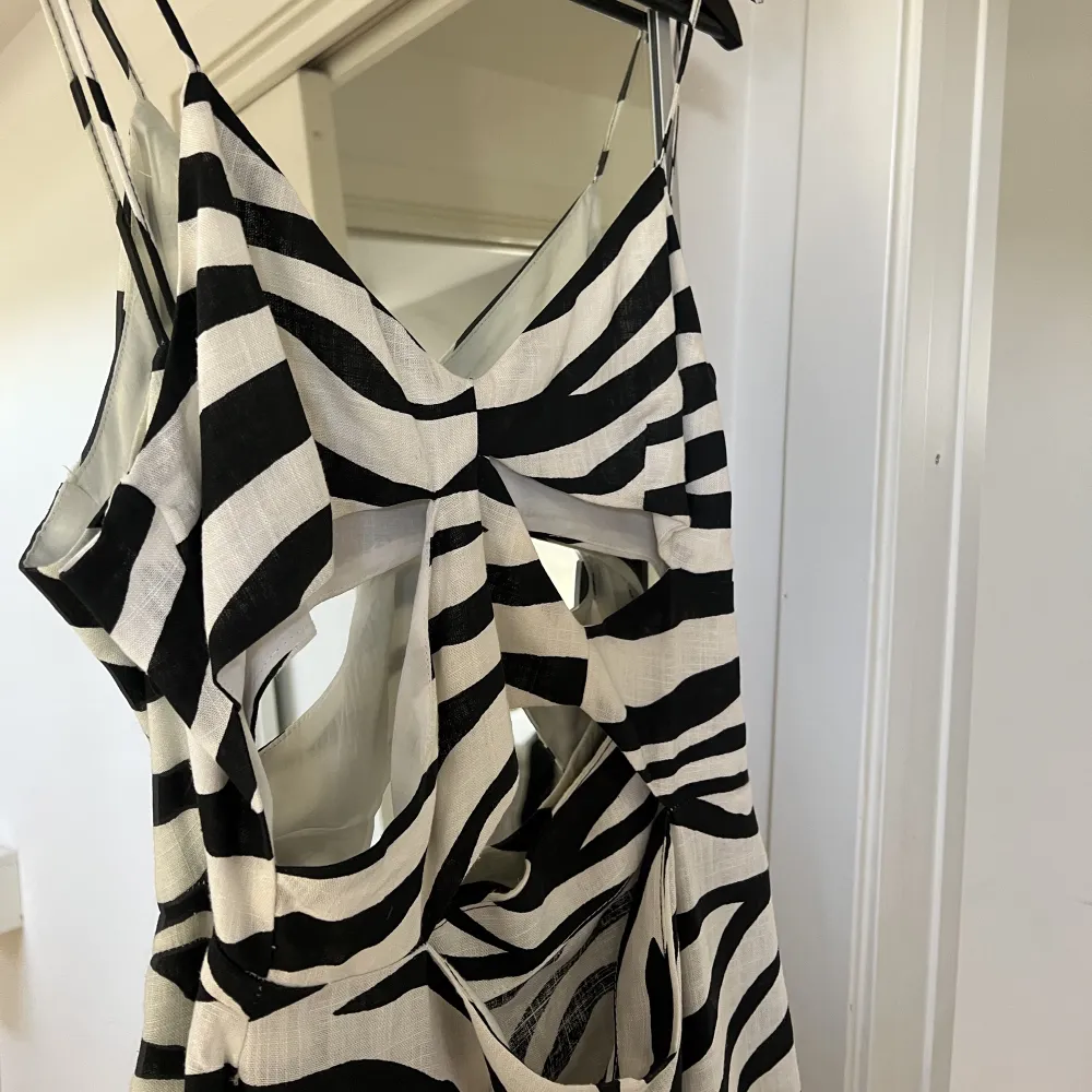 Vit/svart zebra mönstrad klänning från Zara 🤍🖤. Klänningar.