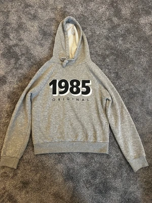 Hoodie  - Säljer denna huvtröja från gina då den inte kommer till användning längre, storlek xs, trycket på tröjan är lite slitet