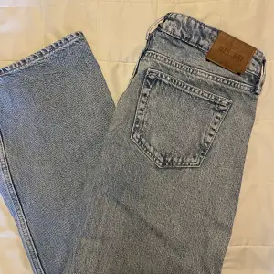Jeans från Weekday i modell Arrow, färg ”summer blue”. Knappt använda då de blev för små.  Inga större tecken på användning!