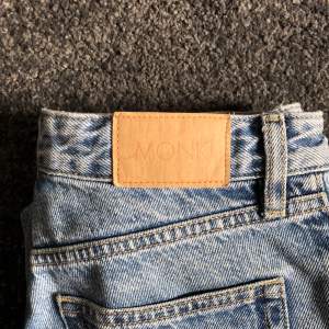 Blå raka jeans från monki. Säljer dessa då de inte passar så bra. De är lite korta på mig som är dryga 173. Relativt använda men fortfarande i bra skick! En liten ”bältesrem” är något vikt fram (se sista bilden).