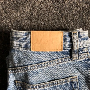 Monki jeans - Blå raka jeans från monki. Säljer dessa då de inte passar så bra. De är lite korta på mig som är dryga 173. Relativt använda men fortfarande i bra skick! En liten ”bältesrem” är något vikt fram (se sista bilden).