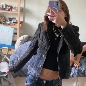 Jeans jacka -  Super fin jeans jacka med randigt mönster!! Knappt använd 💘