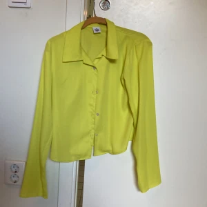 Neongul blus - Snygg festlig blus som är neongul! Mer gul än grön, sista bilden ger mest rättvisa. Xs/S. Använd 1 gng
