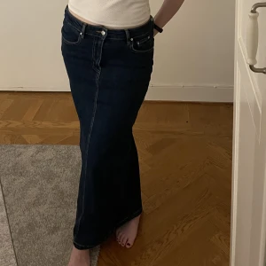 Low waist jeanskjol  - Mörkblå jeanskjol från Ginatricot i bra skick! Väldigt stretchig och bekväm