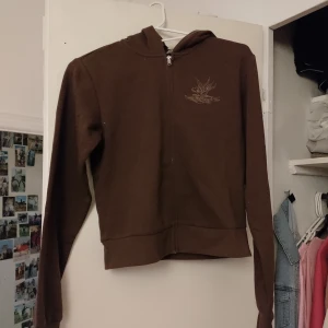 Brun kofta - En brun kofta som aldrig är använd 