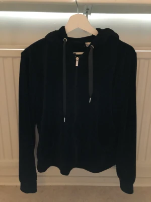 Svart ZIP hoodie - Svart zip hoodie i mycket väl använt fint skick! 
