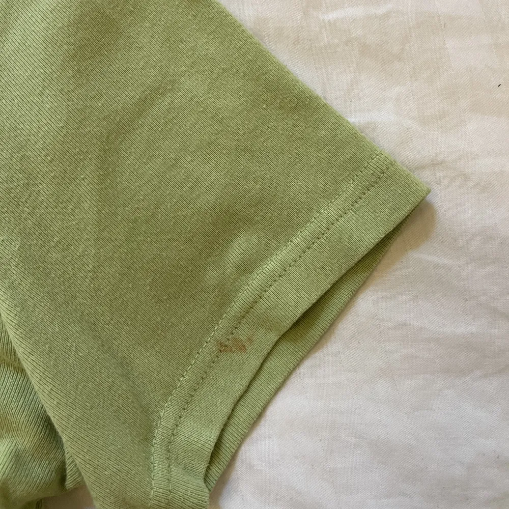Grön superskön t shirt med rhinestones, defekt: liten fläck på vänster ärm. Säljer via köp nu🩷😊. T-shirts.