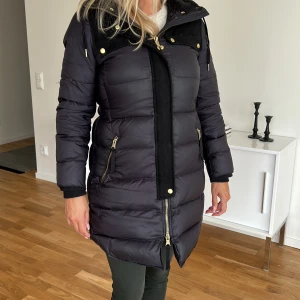 Vinterjacka  - Mörkblå vinterjacka i mkt gott skick.