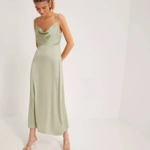 VILA satinklänning - Helt ny och oanvänd med prislapp kvar!