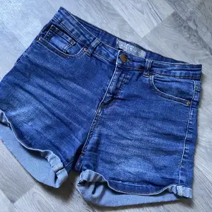 Jättefina jeansshorts som tyvärr blivit för små.. välanvända när dom väl passade. Skriv privat för fler bilder🩷 (mid waist)