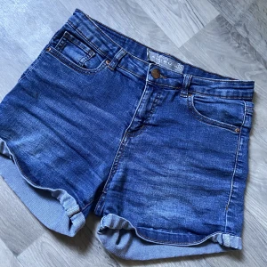 Jeans shorts  - Jättefina jeansshorts som tyvärr blivit för små.. välanvända när dom väl passade. Skriv privat för fler bilder🩷 (mid waist)