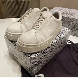 Eytys  - stilrena krämvita eytys i modellen (doja) nästintill oanvända, frakt tillkommer🤍nypris 2500 på hemsidan mitt pris 1000