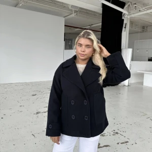 Design by si kappa🤍 - Säljer nu min nya design by si kappa, anledningen är för att jag valde fel storlek🙌🏻 perfekt nu inför hösten 🤍 Just nu så är kappan helt slut såld på hemsidan!