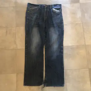 Säljer detta par snygga jeans då jag knappt använder de längre. De är ganska slitna på hälarna men de bidrar mest till att byxorna lägger sig bättre på skorna. Sitter väldigt bra på mig som är 185