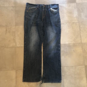 Jeans - Säljer detta par snygga jeans då jag knappt använder de längre. De är ganska slitna på hälarna men de bidrar mest till att byxorna lägger sig bättre på skorna. Sitter väldigt bra på mig som är 185