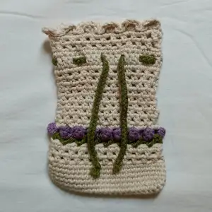 En handgjord påse med lila tulpan detaljer som är bra att ha med sig när man inte vill ha lösa föremål i väskan eller kanske i badrumsskåpet!🌷
