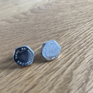 Marc Jacobs örhängen silver  - 6-kantiga silverörhängen från Marc Jacobs. Plopp bakom är något avskavda. Har polerats med silverputs. 