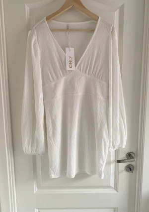 Vit klänning från NELLY storlek M - Oanvänd finns fortfarande prislapp kvar