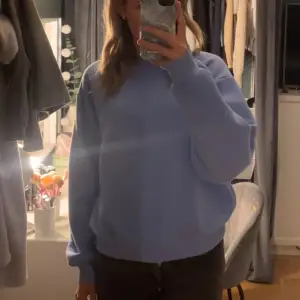 Hej! Jag säljer denna sweatshirt ifrån Gina då jag tröttnat på färgen. Använd tyo 5 gånger så i väldigt fint skick. Köparen står för frakten, Swish!💕