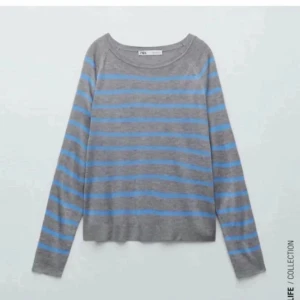 Grå och blå randig tröja - Zara - Säljer då den inte används. Använd, men i väldigt bra skick. Möjligtvis lite nopprig men det är knappt så att det syns och går nog att fixa med en noppringsmaskin. Vid snabb affär kan pris diskuteras.