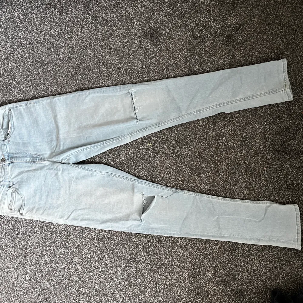 Ljusblåa jeans som har hål i båda knäna. Inte min stil längre så dags att sälja. Använts någon gång men knappt något!  Storlek: W30/L31. Jeans & Byxor.
