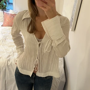 Drömmig topp med knyt fram och vida ärmar - Slutsåld. Krämvit topp från H&M. Liknar toppen från djerfavenue. Går att knyta fram, samt vid ärmarna. Så drömmig💓Jag bär vanligtvis xs/s. Mina bilder. 