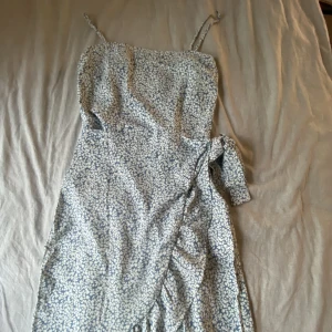 Klänning  - En fin omlottklänning från shein i storlek S. Andvänd endast en gång så i ett väldigt bra skick💕