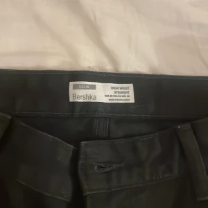 Bershka svarta jeans  - Säljer mina svarta jeans från berska som är super fina men passar inte mig längre. Har endast använt dem 2 gånger. Storleken är 38.
