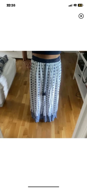 Kjol  - As snygg maxikjol som tyvärr inte kommer till användning längre💞 midjan är resor så passar dom flesta💞