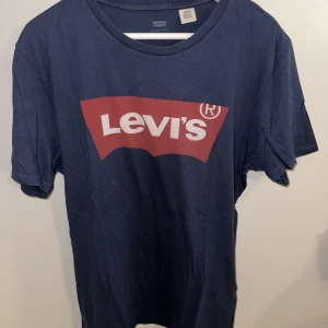Levis t-shirt - T-shirt med levistryck! Sitter som en L. Använd ett par gånger men väldigt bra skick