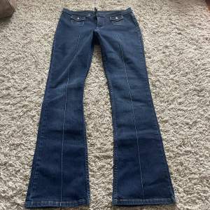 Lågmidjade bootcut jeans i mörkblå färg. Mycket fint skick. Midjemått-76cm, innerbenslängd- 78cm. 