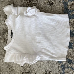 Zara topp❤️ - Säljer min gulliga zara topp pga att den är förliten, jätte fint skick, andvänd 2-3 gånger❤️