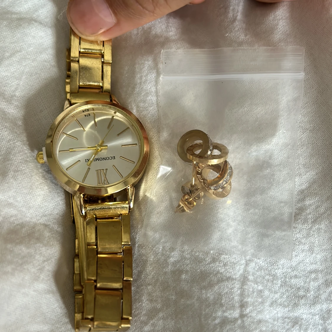 Säljer min klocka och ett par örhängen  - 90