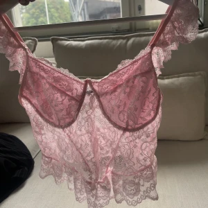 2 toppar  - 2 snygga toppar, en rosa korsett topp helt oanvänd & en vit topp med snörning så du själv kan bestämma hur tajt den ska sitta. Fler bilder kan skickas privat❤️(köparen står för frakten) 