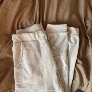 Mjukisbyxor - Mjukisbyxor köpa från jeansbolaget för ett tag sen, aldrig använda. Färgen på dom stan bättre på andra bilden