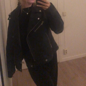 Skinnjacka från veramoda  - Säljer skinnjackan då jag inte tycker jag passar i den, st 40 och sitter bra på mig som brukar ha 36/38 köpte nypris för 600 och inte använd mer 10 gånger. Pris kan ändras självklart 