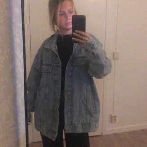 Jeansjacka från junkyard  - Säljer jeansjackan i st S från junkyard använd fåtal gånger endast 💞 priset är ej fast. Kan självklart fixa bättre bilder. Köpte för 700kr